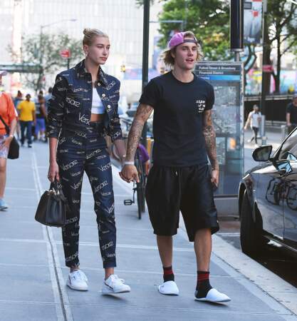 Hailey et Justin se tiennent la main en sortant du restaurant Nobu à Los Angeles, le 5 juillet 2018