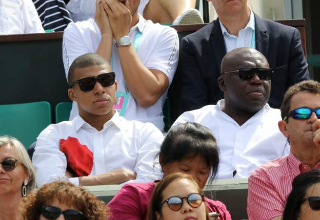 Kylian Mbappé et son père Wilfrid,  dans les tribunes de Roland Garros à Paris, le 3 juin 2018