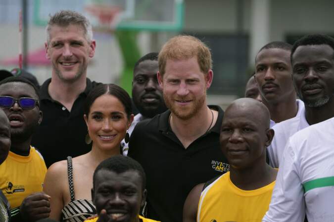 JOUR 2 - Le prince Harry et Meghan Markle posent au milieu de la foule lau deuxième jour de leur voyage au Nigeria, le 11 mai 2024.