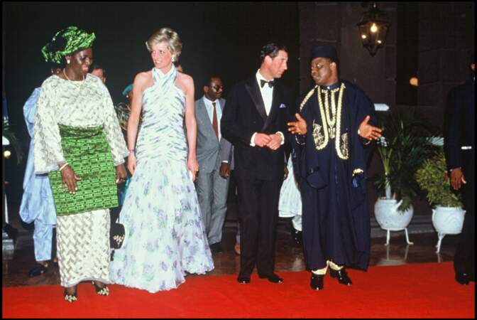 Lors du banquet d'État, Diana portait une robe de soirée conçue par Catherine Walker.