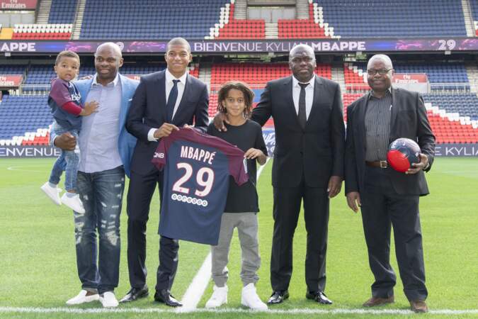 Kylian Mbappé entouré de sa famille lors de sa présentation officielle au PSG, au Parc des Princes, à Paris, le 6 septembre 2017