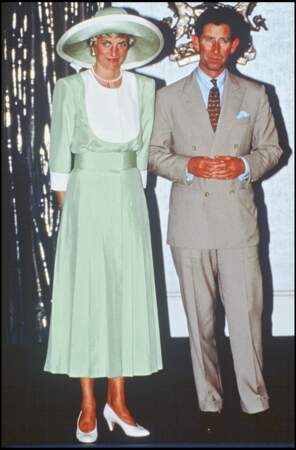Diana, vêtue d'une robe vert menthe de Catherine Walker et coiffée d'un chapeau de Philip Somerville, se tient aux côtés de son époux Charles