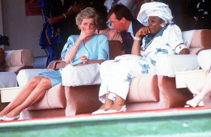 Lors du spectacle culturel à Enugu, Diana a discuté avec une femme que la légende de la photo originale identifie comme étant Mme Ankanobi