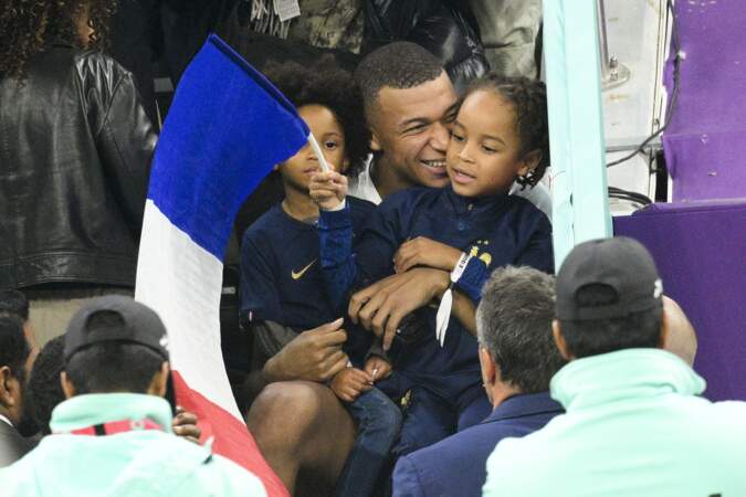 Kylian Mbappé en famille lors du match de quart de finale opposant la France à l’Angleterre durant de la coupe du Monde (FIFA 2022) au stade Al Bayt à Al Khor au Qatar, le 10 décembre 2022