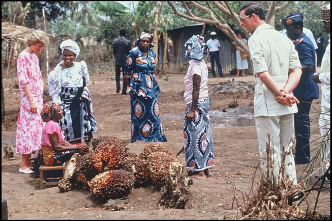 Diana s'est entretenue avec des femmes lors d'une visite du village agricole d'Umuagbai à Port Harcourt, au Nigeria