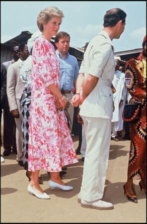 Diana portait une robe à motifs floraux rose et blanc de Paul Costelloe, tandis que Charles avait opté pour une tenue entièrement kaki