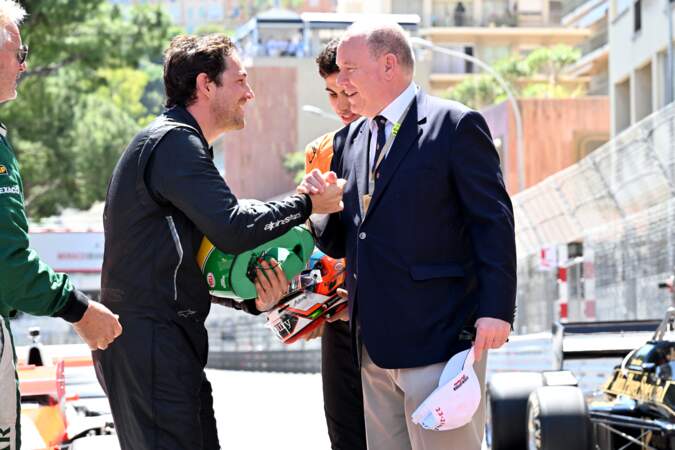 Le prince Albert II de Monaco salue Bruno Senna lors de la journée hommage à Ayrton Senna durant le 14ᵉ Grand Prix de Monaco Historique, le 11 mai 2024