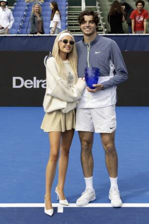 Taylor Fritz, vainqueur de l'open de tennis de Delray Beach, pose avec sa compagne Morgan Riddle après la finale