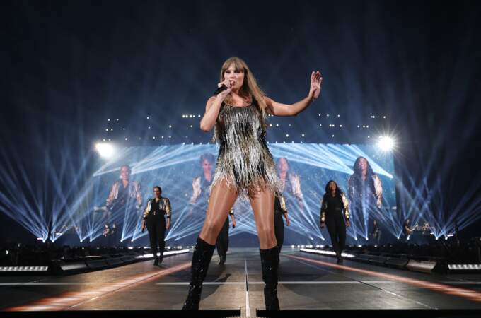 Taylor Swift fait le show à Paris dans une mini-robe noire avec des franges brillantes blanches et dorées 