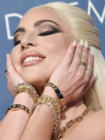La manucure blanc cassé de Lady Gaga