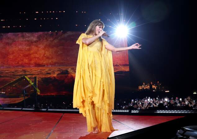 Taylor Swift hypnotise Paris dans une robe jaune aux manches volumineuses faites de broderies, de cristaux et de microperles signée Alberta Ferretti