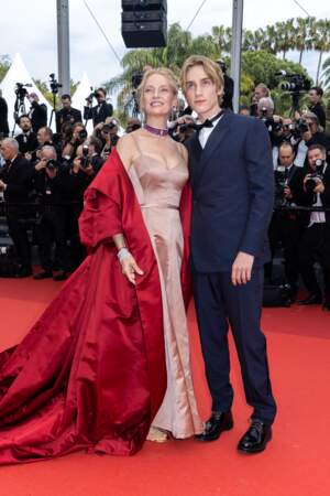 Uma Thurman au 76ème Festival de Cannes avec son fils Levon Roan Thurman-Hawke