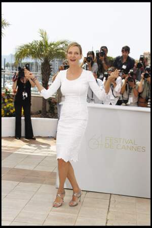 Uma Thurman en robe blanche au 64e Festival de Cannes