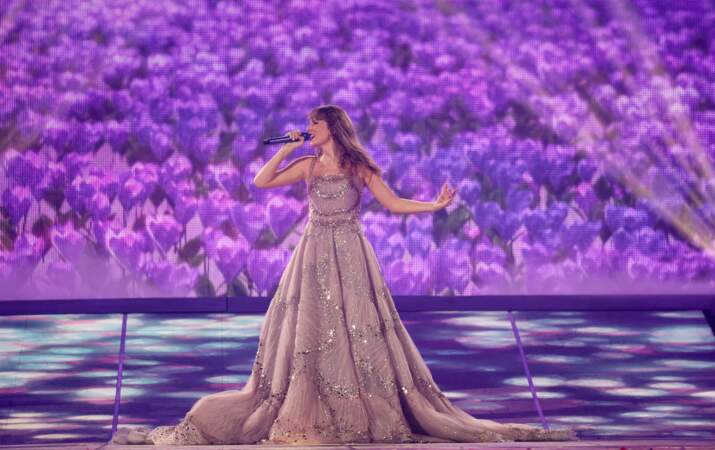 Taylor Swift chante le titre Enchanted dans une longue robe violette ornée de strass, de paillettes et de cristaux 
