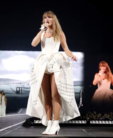 Taylor Swift sur scène dans une robe signée Vivienne Westwood et des talons de la maison Louboutin