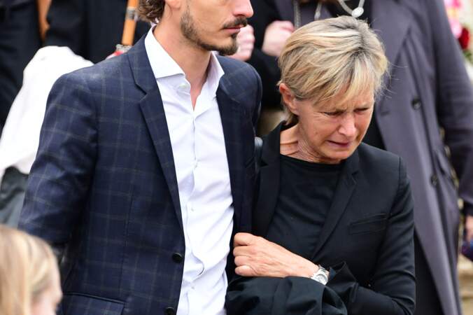 Agnès Pivot, la fille du Bernard Pivot, en pleurs lors des obsèques de son père en l'église du christ à Quincié-en-Beaujolais, France, le 14 mai 2024.