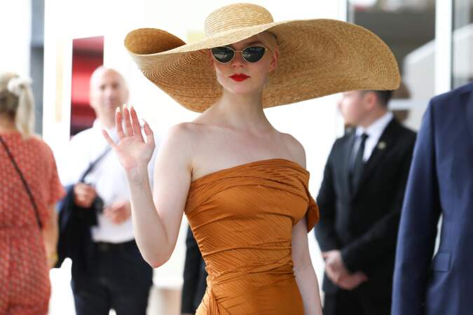 Le chapeau d'Anya Taylor-Joy lors du 77ème Festival International du Film de Cannes