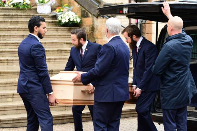 Les porteurs portent le cercueil du défunt - Obsèques du journaliste et homme de lettres Bernard Pivot en l'église du christ à Quincié-en-Beaujolais, France, le 14 mai 2024.
