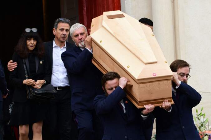 Les porteurs portent le cercueil du défunt et sa fille Cécile Pivot - Obsèques du journaliste et homme de lettres Bernard Pivot en l'église du christ à Quincié-en-Beaujolais, France, le 14 mai 2024.