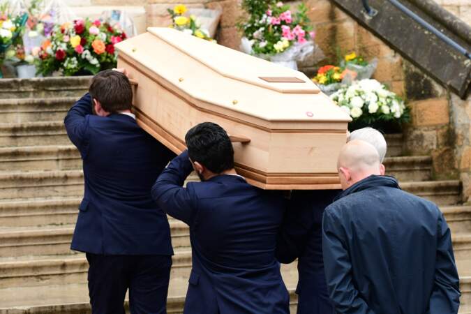 Les porteurs portent le cercueil du défunt - Obsèques du journaliste et homme de lettres Bernard Pivot en l'église du christ à Quincié-en-Beaujolais, France, le 14 mai 2024.