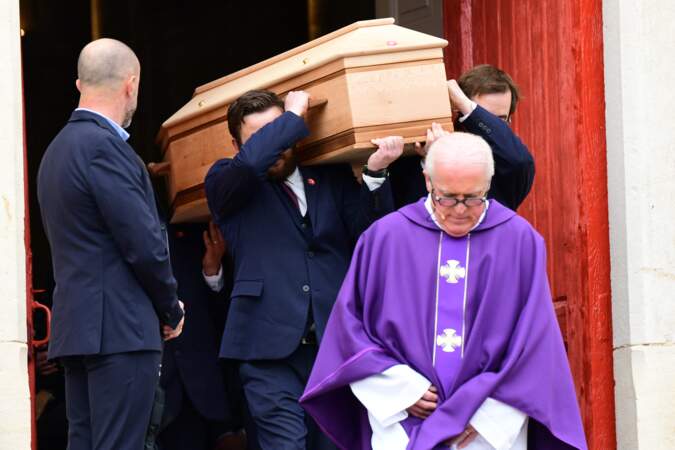 Les porteurs portent le cercueil du défunt - Obsèques du journaliste et homme de lettres Bernard Pivot en l'église du christ à Quincié-en-Beaujolais, France, le 14 mai 2024.