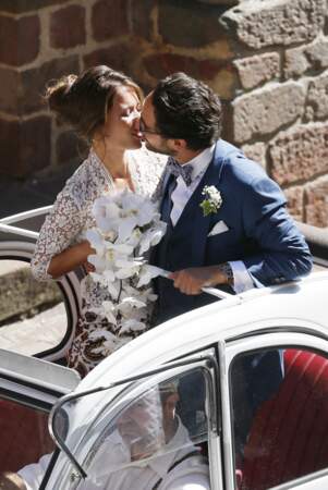 Les jeunes mariés Thomas Hollande et Emilie Broussouloux ont échangé un tendre baiser dans leur 2 CV.