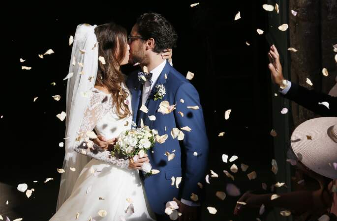 Les mariés Thomas Hollande et Emilie Broussouloux se sont embrassés sous une pluie de confettis.