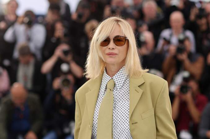Emmanuelle Béart fait un sans-faute en smoking, cravate et chemise à pois au Festival de Cannes, le 15 mai 2024
