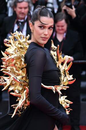 Iris Mittenaere enflamme le tapis rouge dans une robe vaporeuse lors de la deuxième journée du Festival de Cannes, le 15 mai 2024