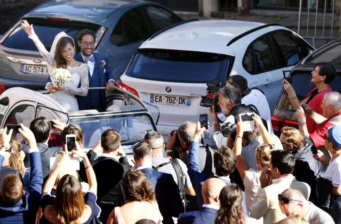 Thomas Hollande et de la journaliste Emilie Broussouloux ont posé quelques instants à bord d'une 2 CV avant de repartir pour célébrer la suite leur mariage.