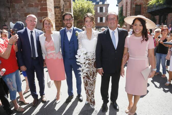 Les jeunes mariés accompagnés par leurs parents François Hollande, Ségolène Royal et les parents de la mariée 