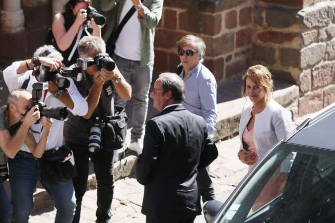 François Hollande et Ségolène Royal sont arrivés au mariage de leur fils Thomas sous l'œil des photographes.