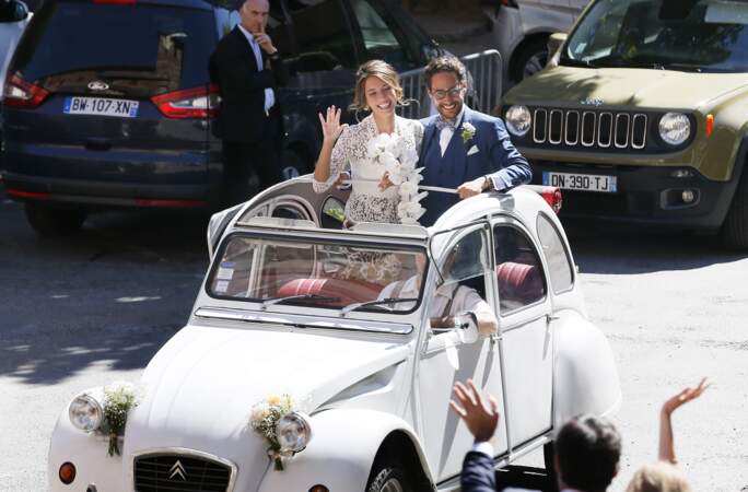 Les mariés sont repartis à bord d'une 2 CV blanche, décorée de fleurs claires pour l'occasion.