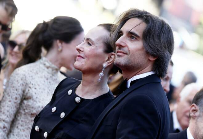 Dimitri Rassam accompagné de sa mère Carole Bouquet sur le tapis rouge du Festival de Cannes, le 16 mai 2024