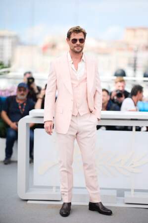 Chris Hemsworth très élégant dans un smoking trois-pièces rose dragée au Festival de Cannes, le 16 mai 2024