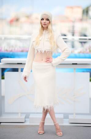 Anya Taylor-Joy sensationnelle en  crop-top et veste beige de la maison Jill Sander au Festival de Cannes, le 16 mai 2024