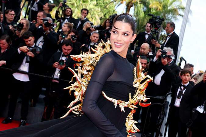 Iris Mittenaere en robe Stéphane Rolland au Festival de Cannes 2024