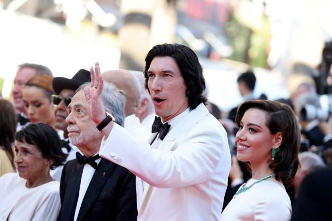 Adam Drivers fait le show devant les photographes sur le tapis rouge du Festival de Cannes, le 16 mai 2024