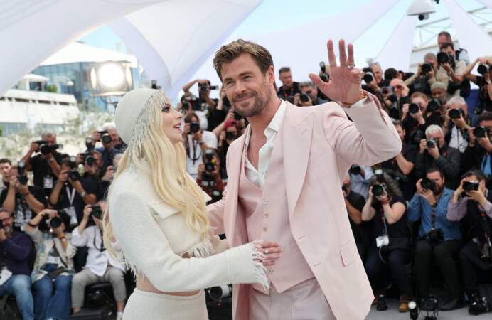 Anya Taylor-Joy et Chris Hemsworth complices devant les photographes lors de la troisième journée du Festival de Cannes, le 16 mai 2024
