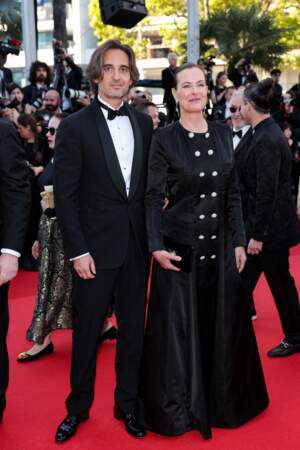 Carole Bouquet et son fils Dimitri Rassam complices sur le tapis rouge du Festival de Cannes, le 16 mai 2024