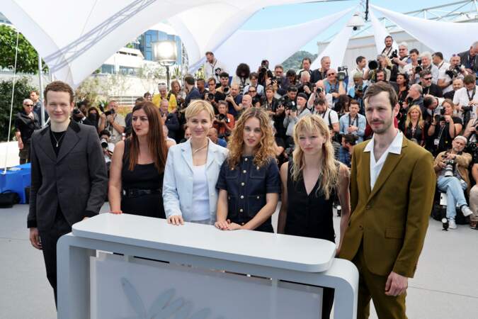 Judith Godrèche entourée de ses enfants et de l'équipe de son film “Moi Aussi” pendant le photocall lors du 77ᵉ Festival de Cannes, le 17 mai 2024