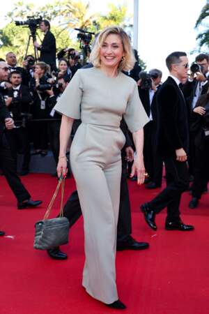 Julie Gayet sur le tapis rouge du film Kinds of Kindness au Festival de Cannes, le 17 mai 2024