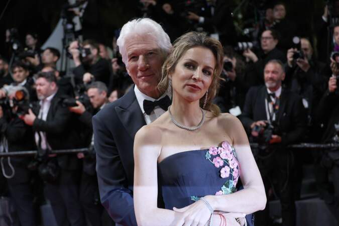 Richard Gere et son épouse Alejandra foulent le tapis rouge du Festival de Cannes, le 17 mai 2024