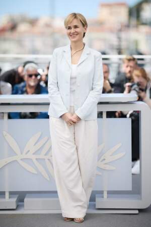 Judith Godrèche adopte la tendance pastel pour un photocall au Festival de Cannes, le 17 mai 2024