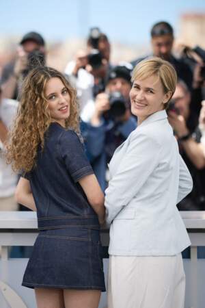 Judith Godrèche et sa fille Tess, un duo mère-fille complice au Festival de Cannes, le 17 mai 2024