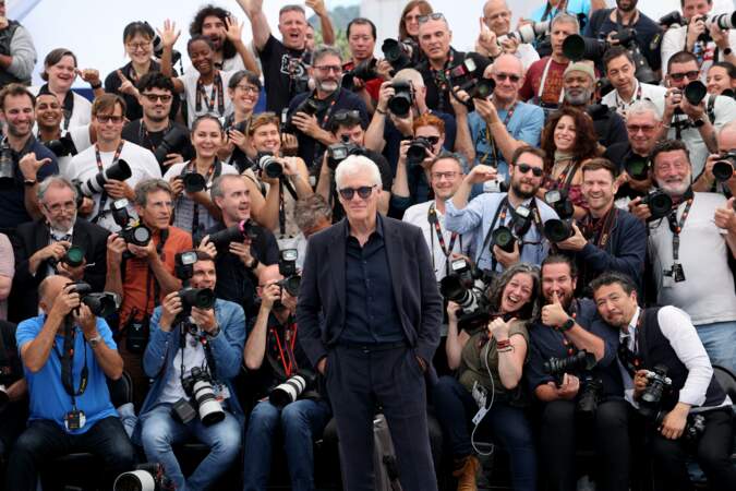 Richard Gere fait crépiter les flashs des photographes au Festival de Cannes, le 18 mai 2024