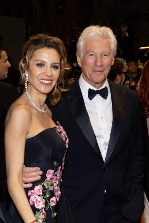 Richard Gere et son épouse Alejandra Silva foulent le tapis rouge du Festival de Cannes, le 17 mai 2024