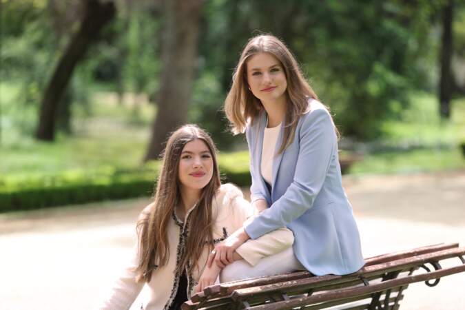 La princesse Leonor et sa sœur l'infante Sofia célèbrent les 20 ans de mariage de leurs parents le roi Felipe VI et la reine Letizia en posant à Madrid le 17 mai 2024