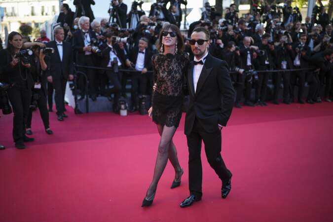 Charlotte Gainsbourg et Anthony Vaccarello sur le tapis rouge du film Emilia Pérez au Festival de Cannes, le 18 mai 2024