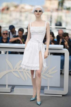 Hunter Schafer en body blanc et jupe portefeuille assortie au Festival de Cannes, le 18 mai 2024